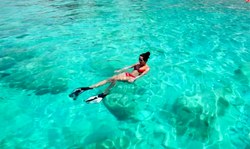 Gorgeous bikini girl with nice tits rides a dick on the beach