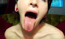 Good and sweet tongue fetish action with a soloing hottie