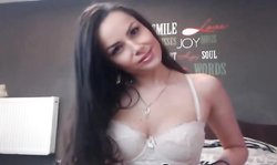 Sexy Wild Babe Loves to Play her Pussy