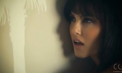 Elegant brunette Sunny Leone strokes her accurate crack