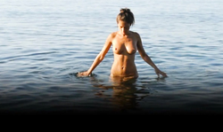 Angelic lass shows off her impressive shape in the amateur video