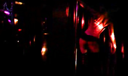 Awesome-looking slender stripper demonstrates her shape