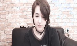 Ravishing Short Haired Brunette Show Off Live