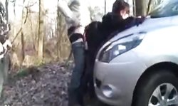 sur le capot de la bagnole