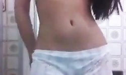 Jovencita se desnuda en el baño