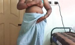 देसी भाभी अपनी साड़ी उठाकर झाटों वाली चूत दिखाती हुई