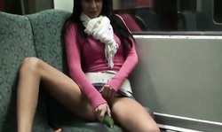 Deutsch Amateur Teen masturbiert in öffentlichen Zug