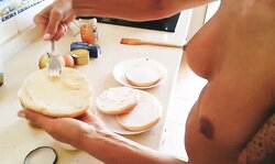 Preparando unas hamburguesas le hecho un buen polvete,papa le como la polla y me trago el semen papa(video completo en videos Red)