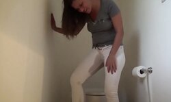 [ALYSSA REECE]WETTING BY THE THRONE ROOM papa(ALYSSA REECE PEEING HER WHITE JEANS)