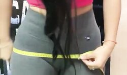 Hermosa chica me pide que la grabé mientras se mide,father se le marca la panocha