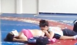 deux coquines surprise au gymnase