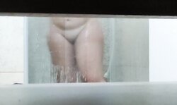 Depois de um dia de piscina irmão tarado quer ver a marquinha de sua irmã gostosa