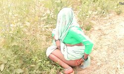 सरसो के खेत मे पकड़ के चोद दिया कमिने ने