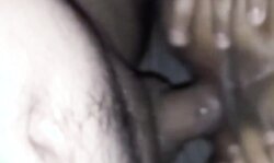 Abriéndose las nalgas en la cama