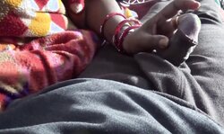 माँ भी बेटे का लंड पकड़ लेती है