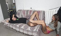 stedsøster overrasker sin storebror ved at kende hans svage punkt