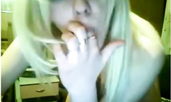 Bleached hottie with pink lips have a hot time in front cam