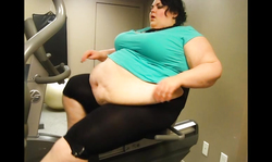 Sexy BBW Luna is spending her evening time in the gym