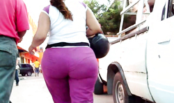 Babe with very sweet and round big booty spotted on the street