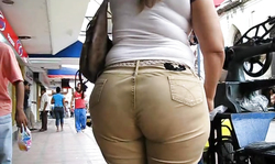 Sexiest big booty lady filmed in close-up on hidden cam