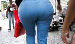 My wide-angle lens cannot afford such a massive big booty!