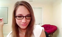 Angelic brunette Nikki Sims reveals her sweet round bottom