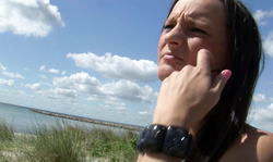 Unge Danske films how a brunette drills her cunt on the beach