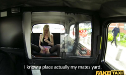 Bleached babe getting pleased by sexy driver at the backseat