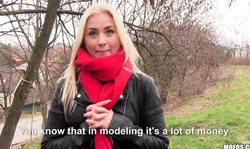 Bleached beauty Cayla Lyons shows off her ass in public place